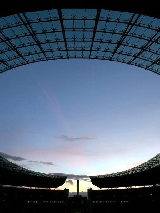 Blick in den Himmel aus dem Berliner Olympiastadion bei Abenddämmerung
