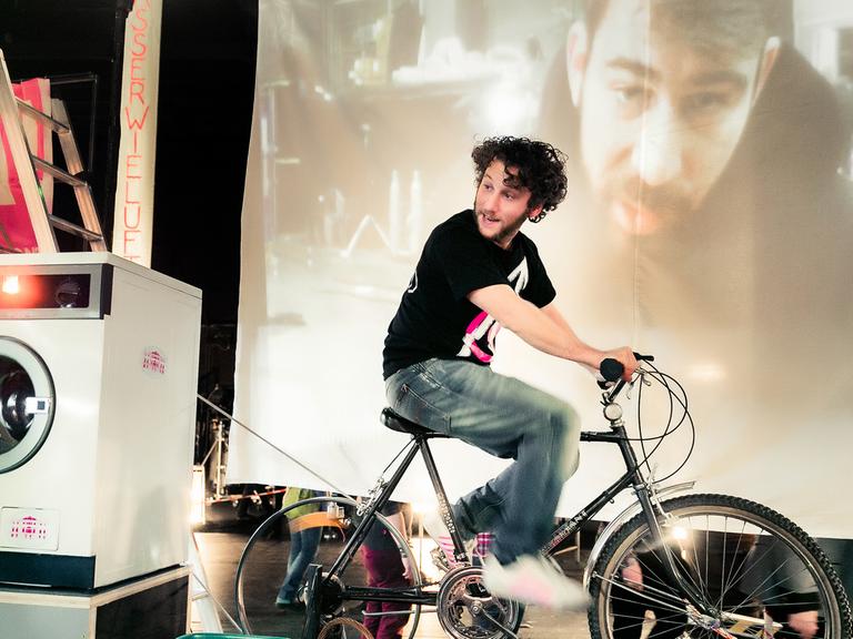 Szene aus dem Stück "Community" von Yael Ronen & Company am Schauspielhaus Graz