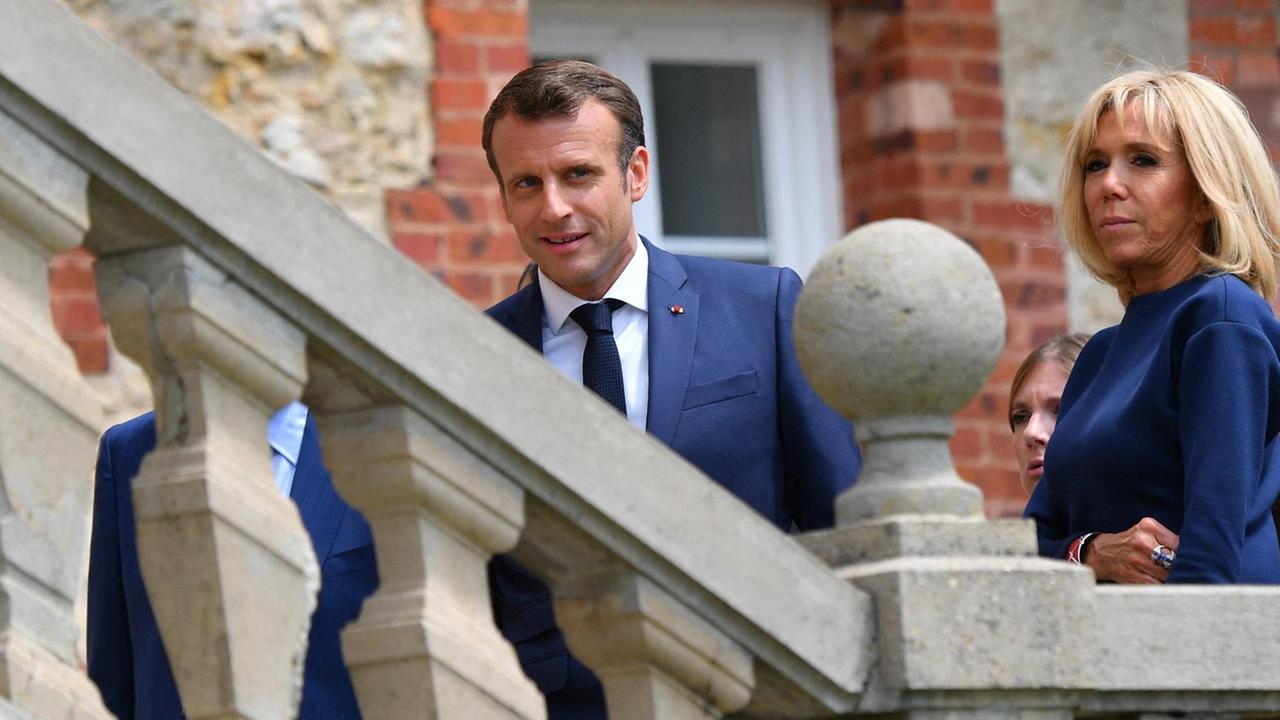 Frankreichs Präsident Emmanuel Macron und seine Frau Brigitte in Clairefontaine-en-Yveslines