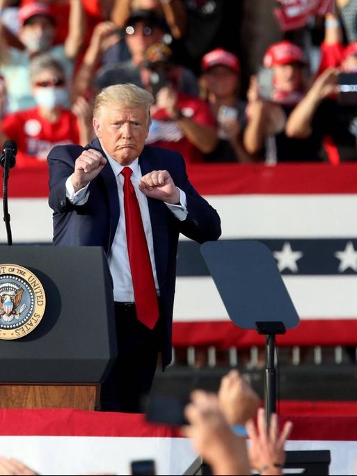US-Präsident Trump ballt während einer Wahlkampfveranstaltung die Fäuste