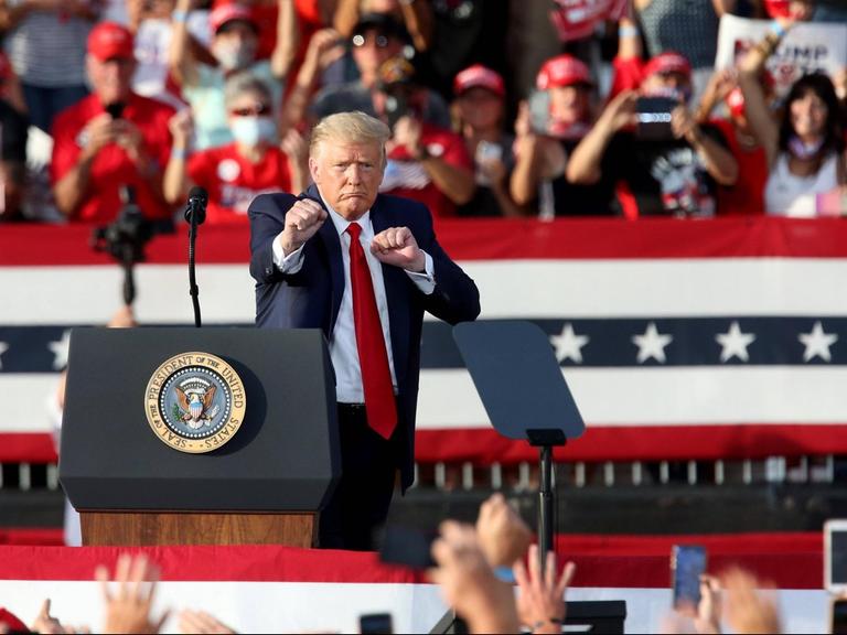 US-Präsident Trump ballt während einer Wahlkampfveranstaltung die Fäuste