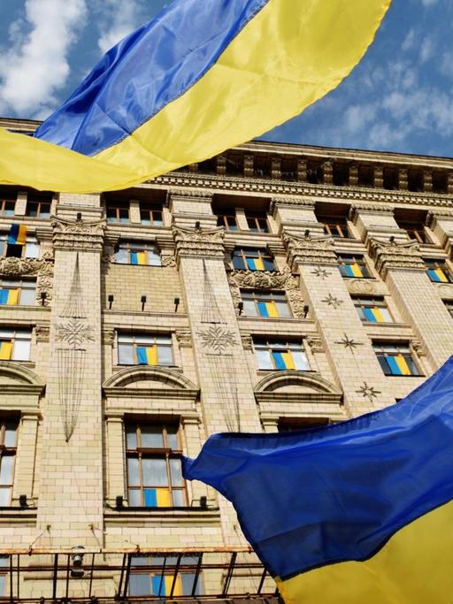 Die Gebäude und Straßen in Kiew sind wegen der Unabhängigkeitsfeiern mit Flaggen geschmückt.