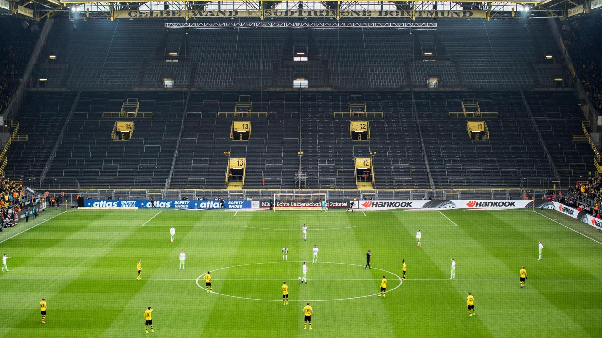 Stadionübersicht mit leerer Südtribüne.Nach den Vorfällen beim Heimspiel gegen RB Leipzig muss Borussia Dortmund seine Bundesliga-Partie gegen Wolfsburg vor einer leeren Südtribüne bestreiten.