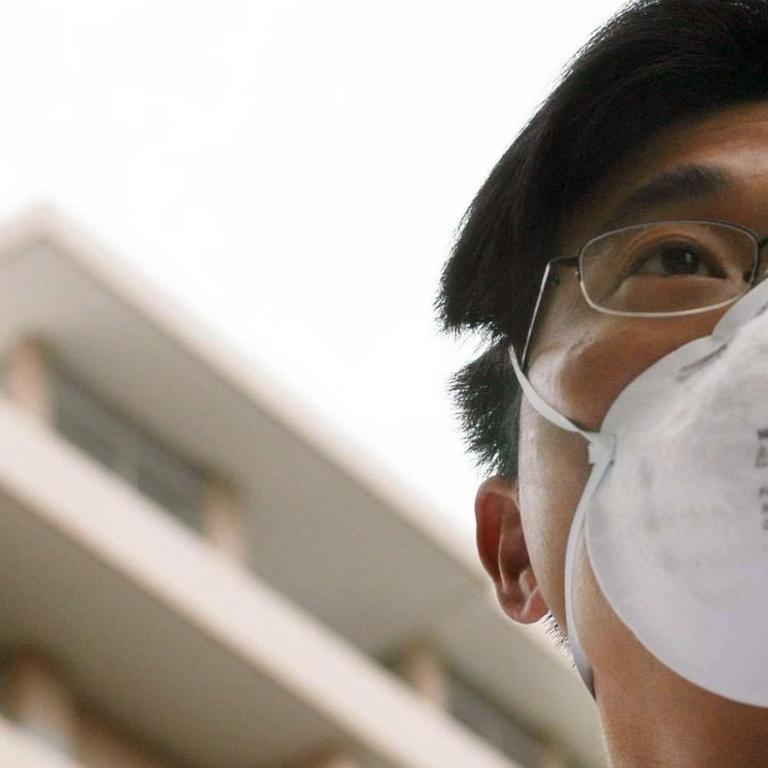 Ein Chinese steht mit einer Atemschutzmaske vor einer Sars-Quarantänestation (Archivbild). 