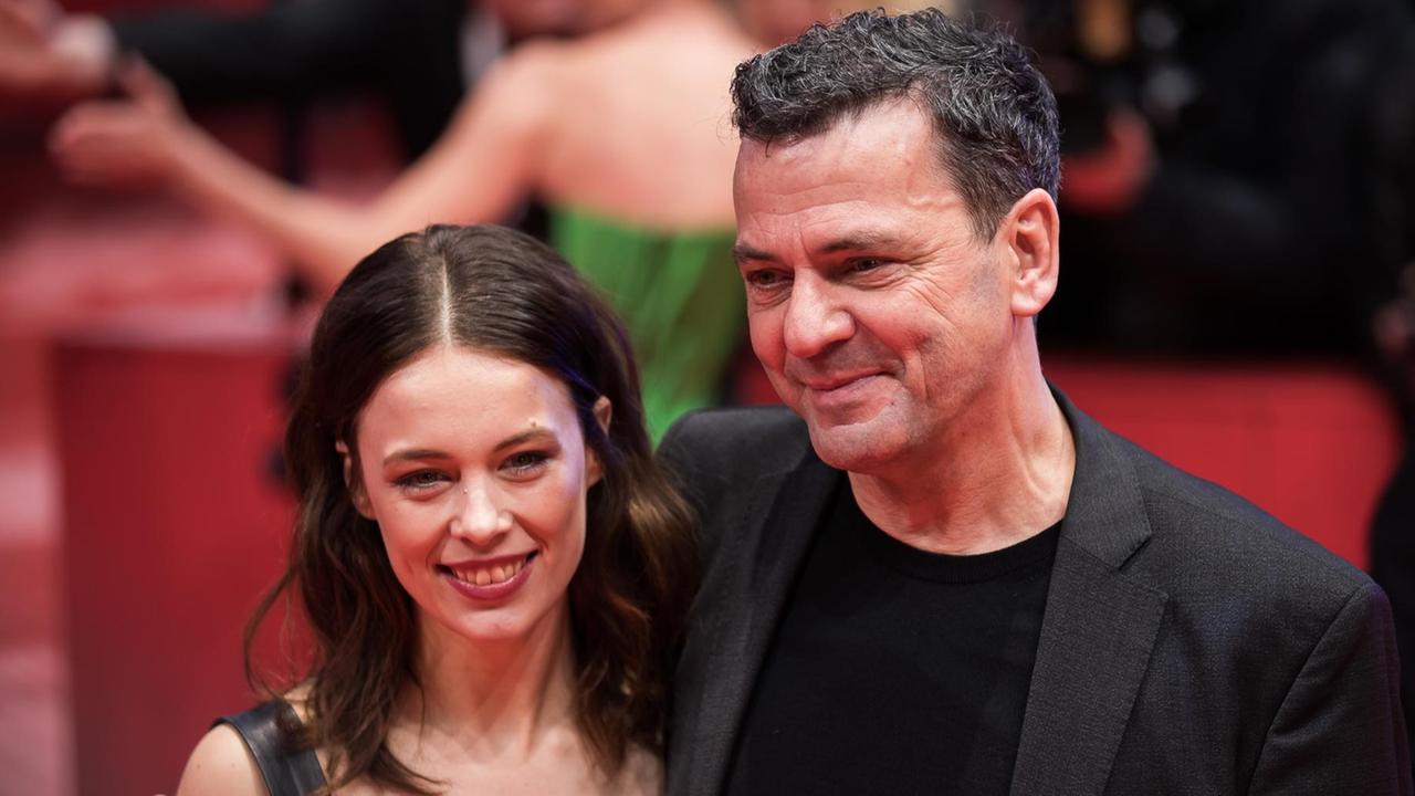 Der Regisseur Christian Petzold mit seiner Hauptdarstellerin Paula Beer bei der Berlinale 2020.

