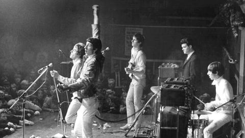 Die britische Rockband "The Who" (v. l. n. r.: Roger Daltrey, Pete Townshend, John Entwistle, Keith Moon (Drums)) am 26.9.1965 in Kopenhagen (Zweiter von rechts nicht identifiziert).