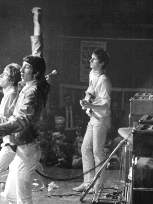 Die britische Rockband "The Who" (v. l. n. r.: Roger Daltrey, Pete Townshend, John Entwistle, Keith Moon (Drums)) am 26.9.1965 in Kopenhagen (Zweiter von rechts nicht identifiziert).