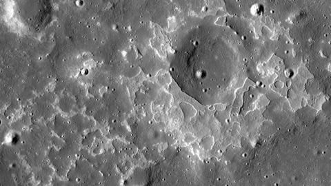 Spuren von "jungen" vulkanischen Aktivitäten auf dem Mond, Bild der grauen Mondoberfläche mit Kratern