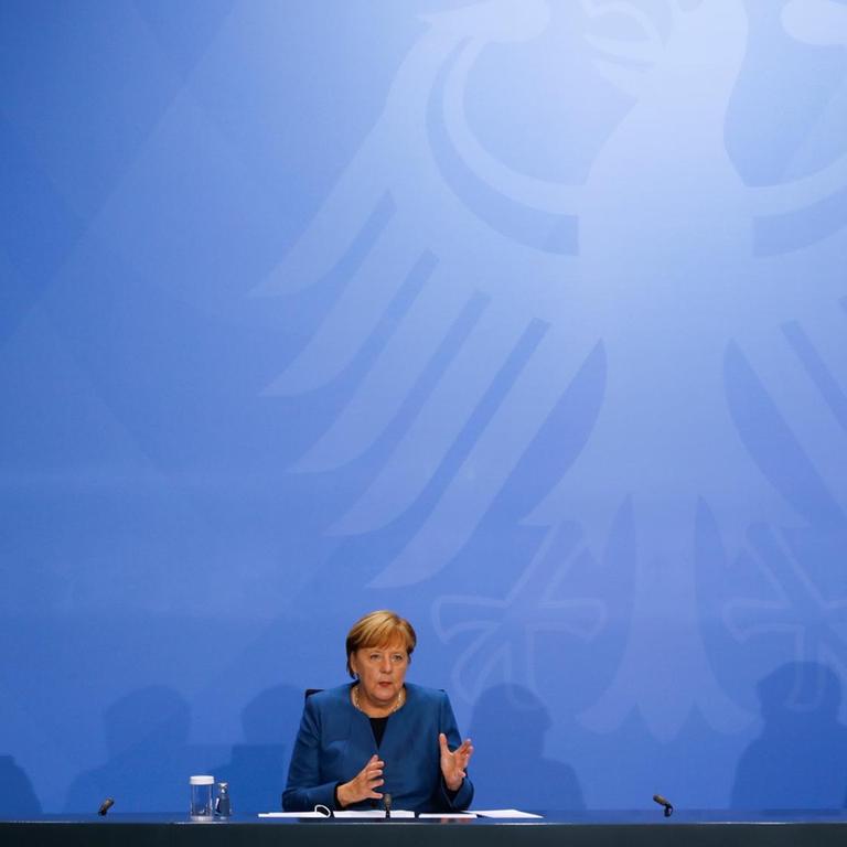 Bundeskanzlerin Angela Merkel (CDU), der bayerische Ministerpräsident Markus Söder (CSU) und Berlins Regierender Bürgermeister Michael Müller (l, SPD) geben eine Pressekonferenz im Kanzleramt nach einem Treffen mit den Ministerpräsidenten der Länder zum weiteren Vorgehen in der Corona-Pandemie. 
