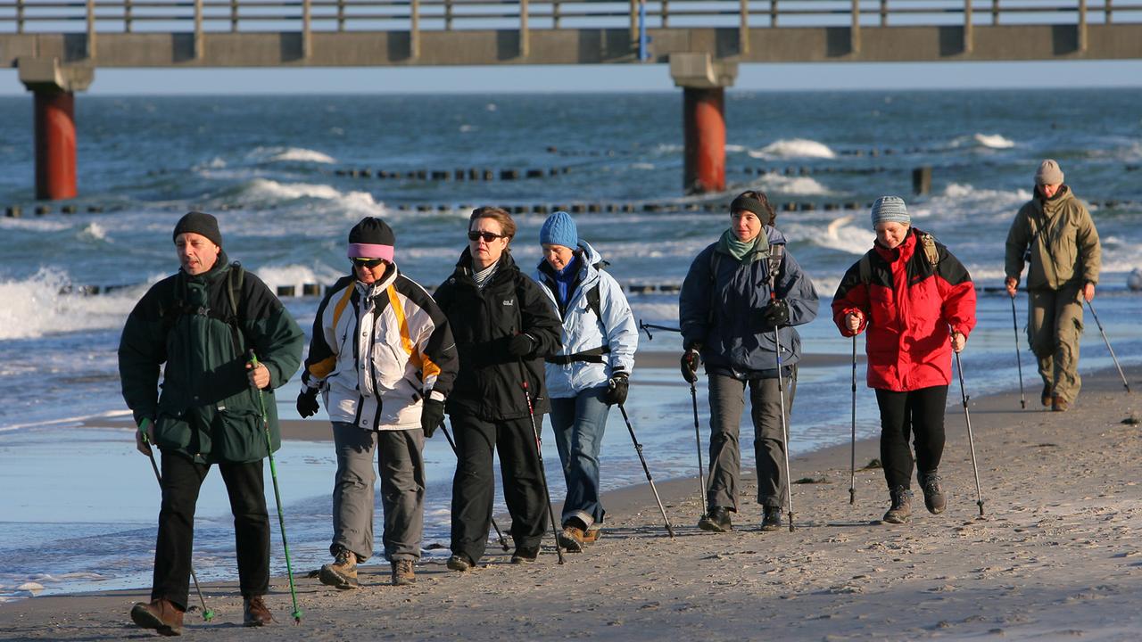 Eine Gruppe beim sogenannten Fastenwandern am Ostseestrand von Zingst