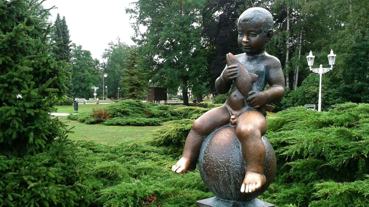 Die Statue des kleinen Franz in Franzensbad: Der Legende nach werden Frauen mit Kinderwunsch binnen eines Jahres schwanger, wenn sie seinen kleinen Penis berühren.
