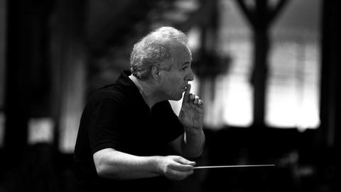 Der österreichische Dirigent Manfred Honeck leitet eine Orchesterprobe