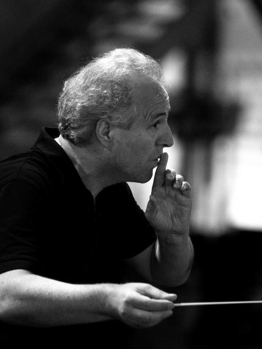 Der österreichische Dirigent Manfred Honeck leitet eine Orchesterprobe