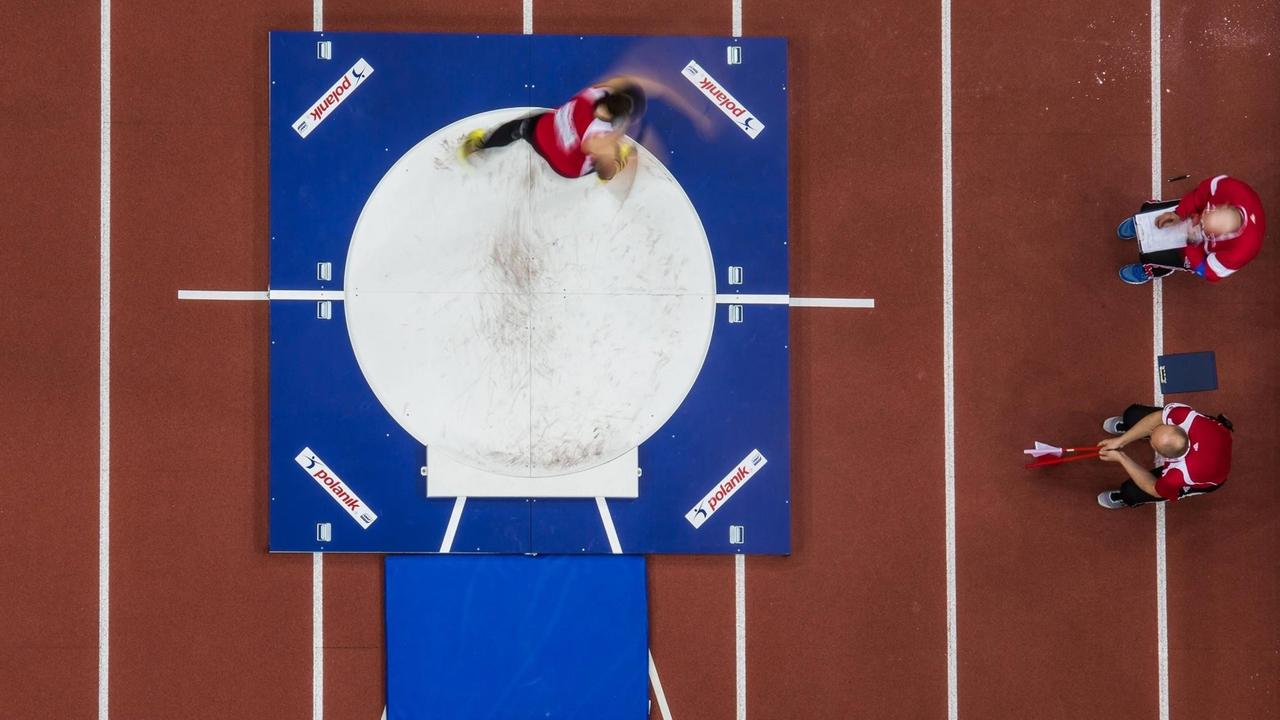 Ein Leichtathletik-Hallenwettkampf in Prag (Tschechische Republik) im März 2015. Hier zu sehen: Ein Kugelstoß-Wettkampf von oben.