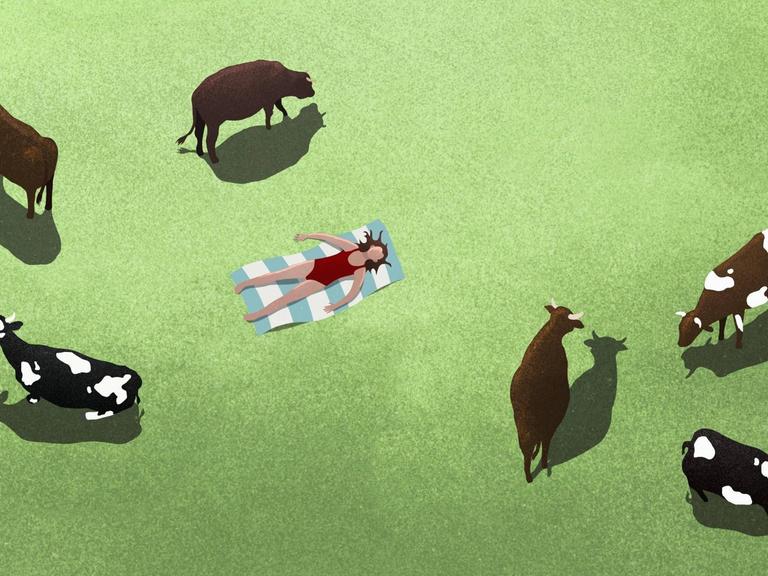 Eine Frau liegt auf einem Handtuch zwischen Kühen auf einer grünen Wiese. (Illustration)