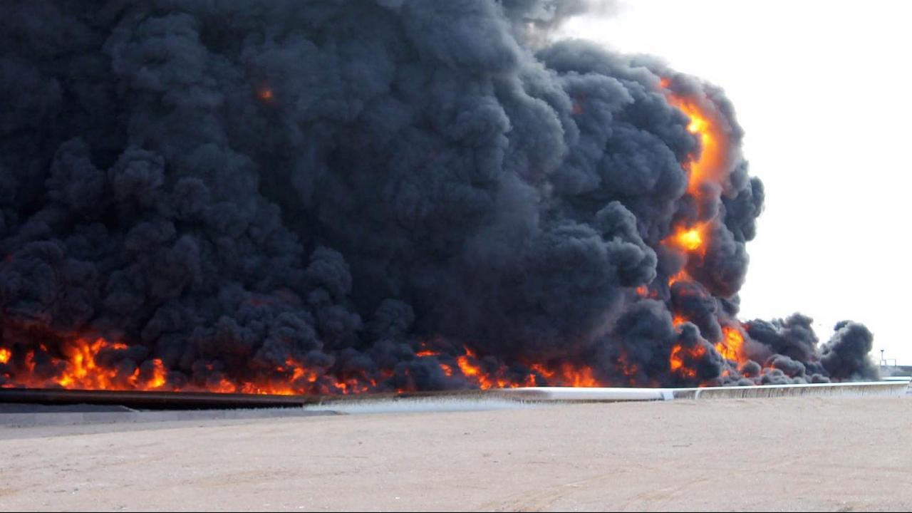 Rauch und Feuer steigen auf von brennendem Ölspeicher im libyschen al-Sidra während Kämpfen 2014.
