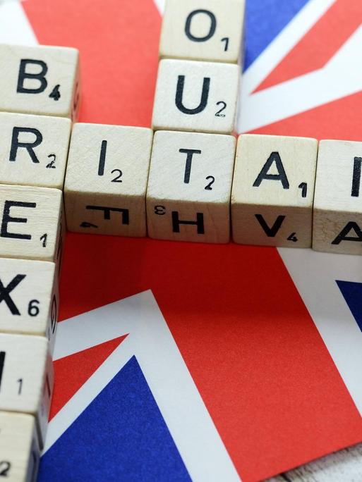 Buchstabenwürfel formen die Begriffe Britain, Brexit, Out und No auf der Fahne von Großbritannien