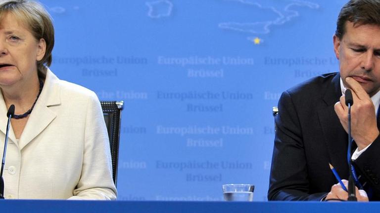 Bundeskanzlerin Merkel und Regierungssprecher Seibert in Brüssel am 13.07.2015
