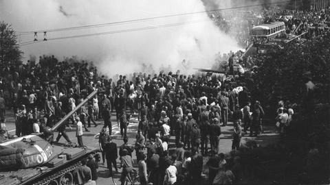 Massenproteste gegen Panzer auf Prager Straßen