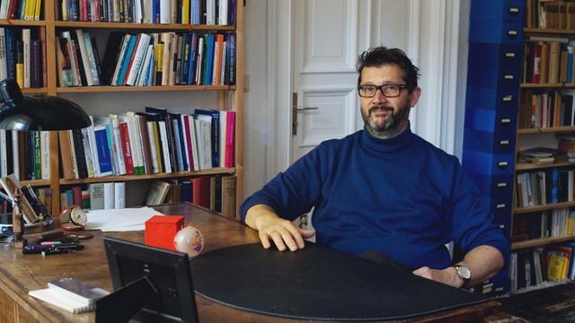 Prof. Dr. Thomas Hauschild sitzt in seinem Büro am Schreibtisch