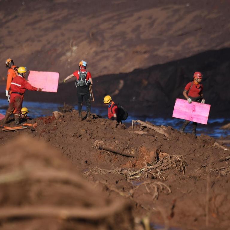 Rettungskräfte suchen nach dem Bruch eines Staudamms im brasilianischen Bundesstaat Minas Gerais nach möglichen Überlebenden und Opfern, 28. Januar 2019