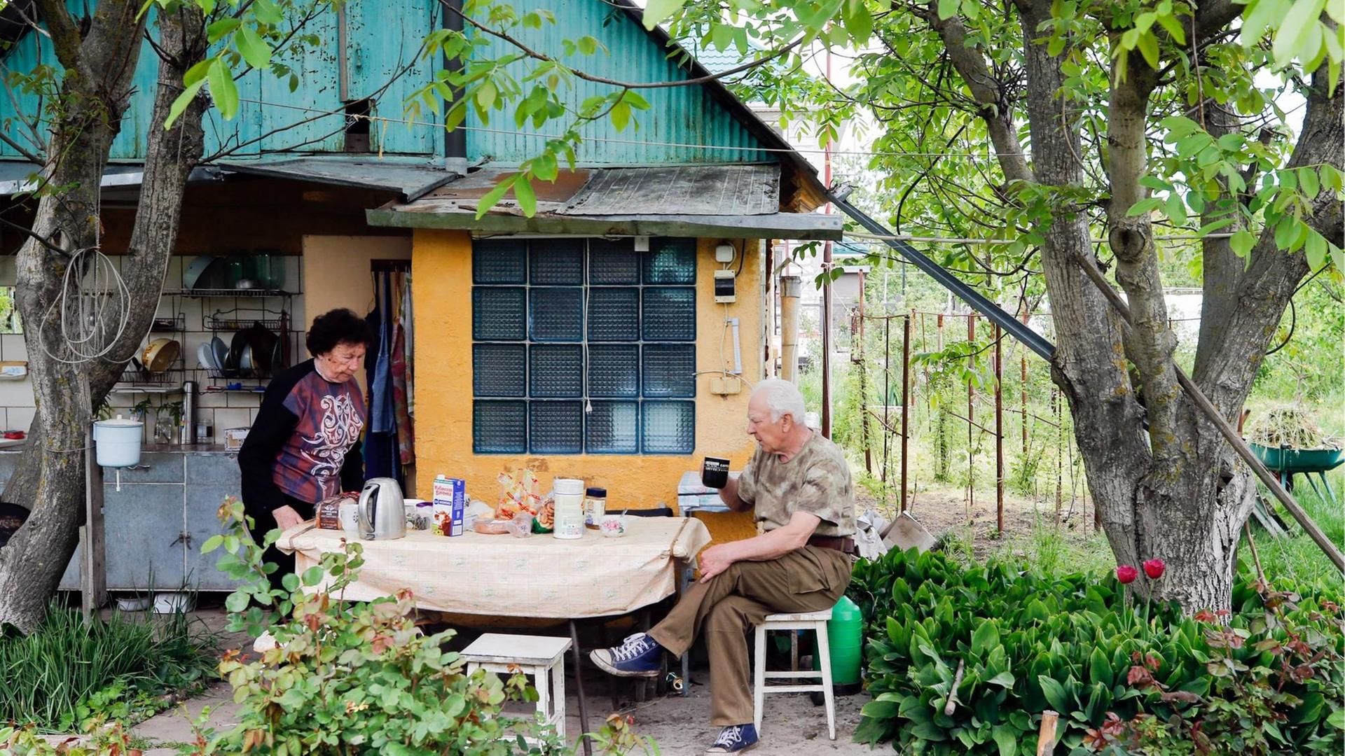 Eine Frau und ein Mann trinken Tee vor ihrer Datscha im russischen Rostow am Don