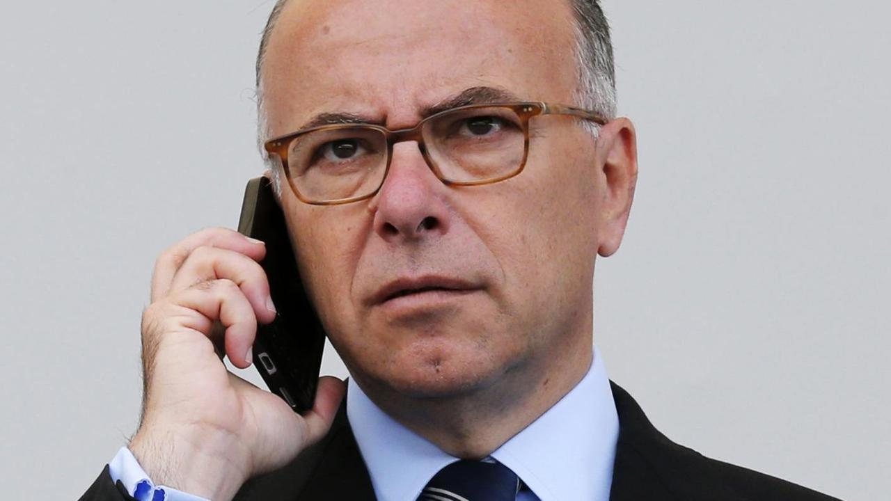 Frankreichs Innenminister Bernard Cazeneuve spricht in ein Mobiltelefon.