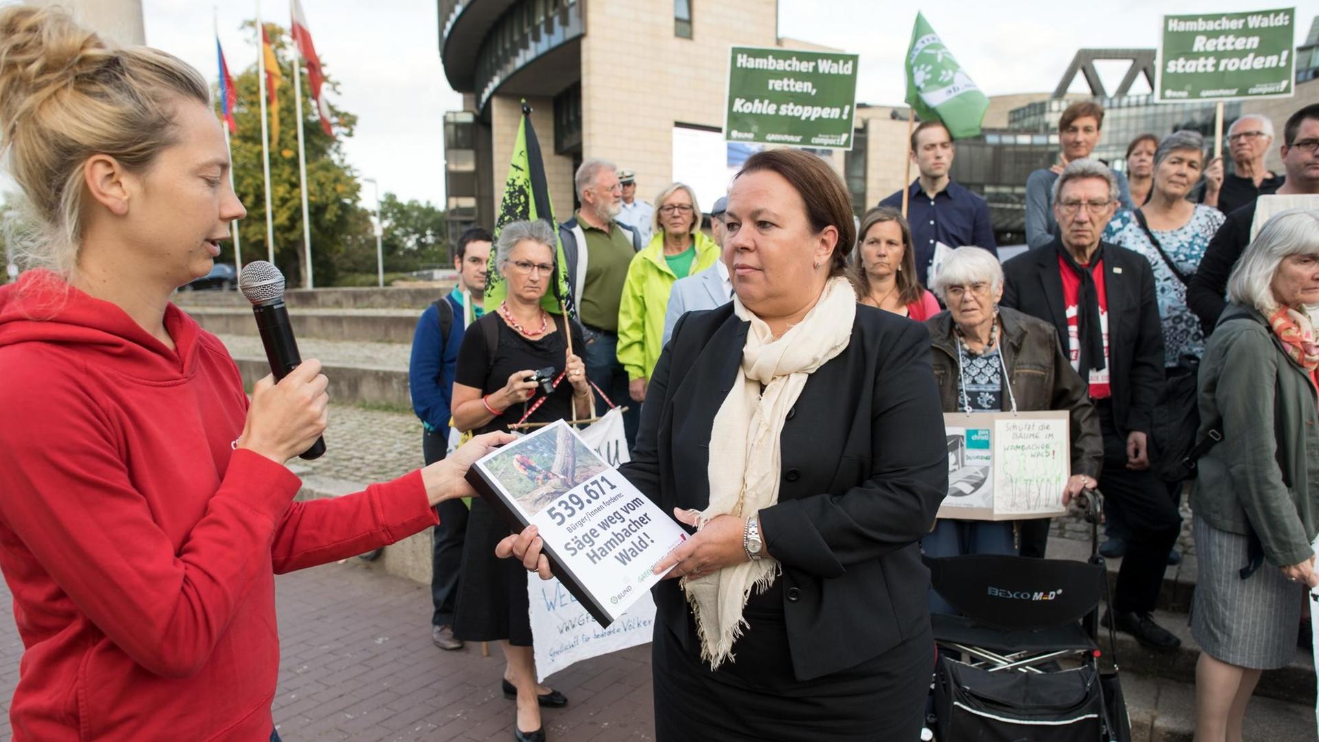 Umweltorganisationen übergeben Appell zur Rettung des Hambacher Forstes an die NRW-Umweltministerin Ursula Heinen-Esser (CDU)