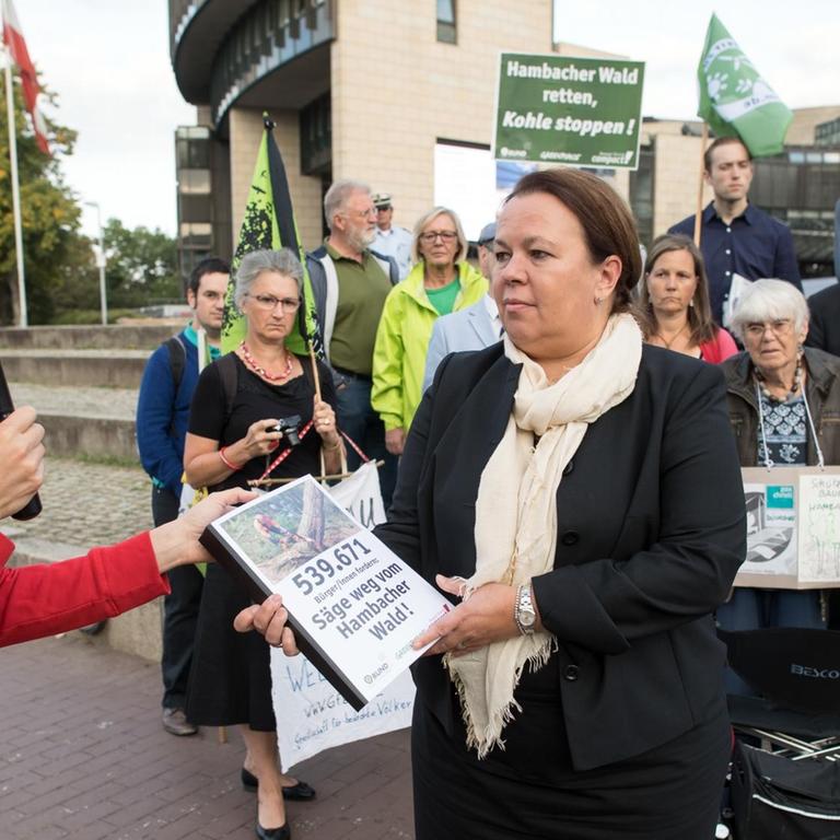 Umweltorganisationen übergeben Appell zur Rettung des Hambacher Forstes an die NRW-Umweltministerin Ursula Heinen-Esser (CDU)