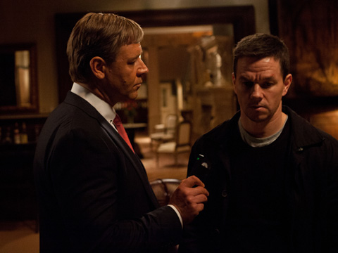 Nicholas Hostetler (Rusell Crowe) fordert einen Gefallen von Billy Taggart (Mark Wahlberg).
