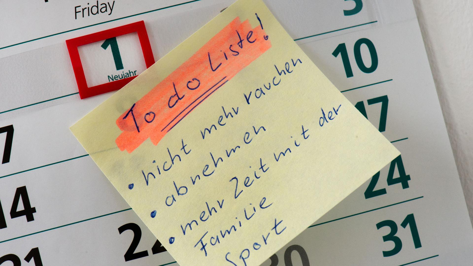 Eine Liste mit guten Vorsätzen auf einem Kalender