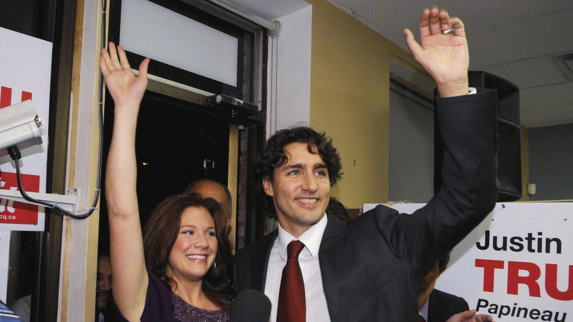 Ein Archivbild zeigt Justin Trudeau und seine Frau, die Anhängern zuwinken.