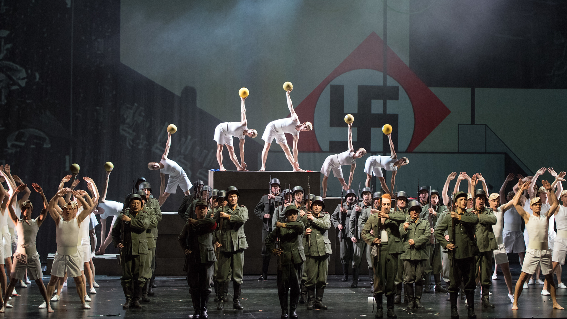 Der Tenor Charles Castronovo als Faust und das Ensemble im Schillertheater in Berlin bei "La damnation de Faust".