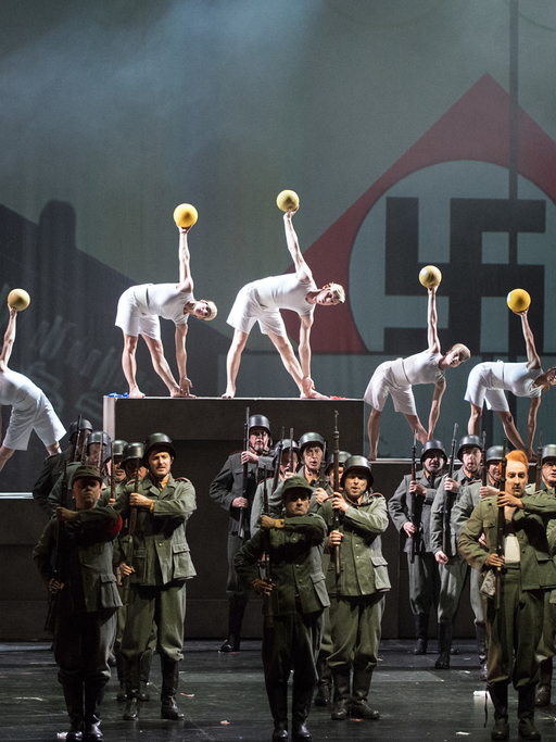 Der Tenor Charles Castronovo als Faust und das Ensemble im Schillertheater in Berlin bei "La damnation de Faust".