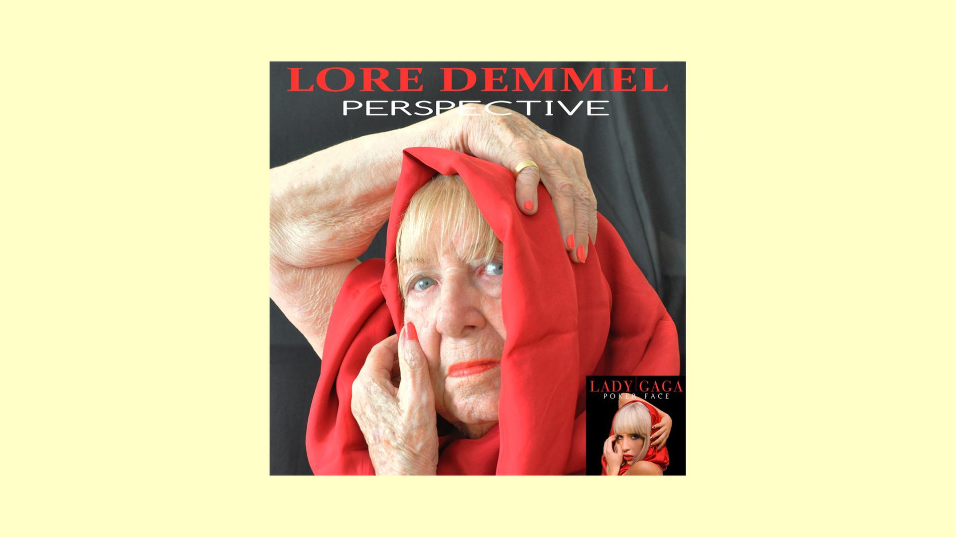 Eine ältere Frau ahmt das Bild des Plattencovers von Lady Gagas "Poker Face" nach: Sie hat sich ein rotes Tuch um den Kopf gewickelt und schaut selbstbewusst in die Kamera.