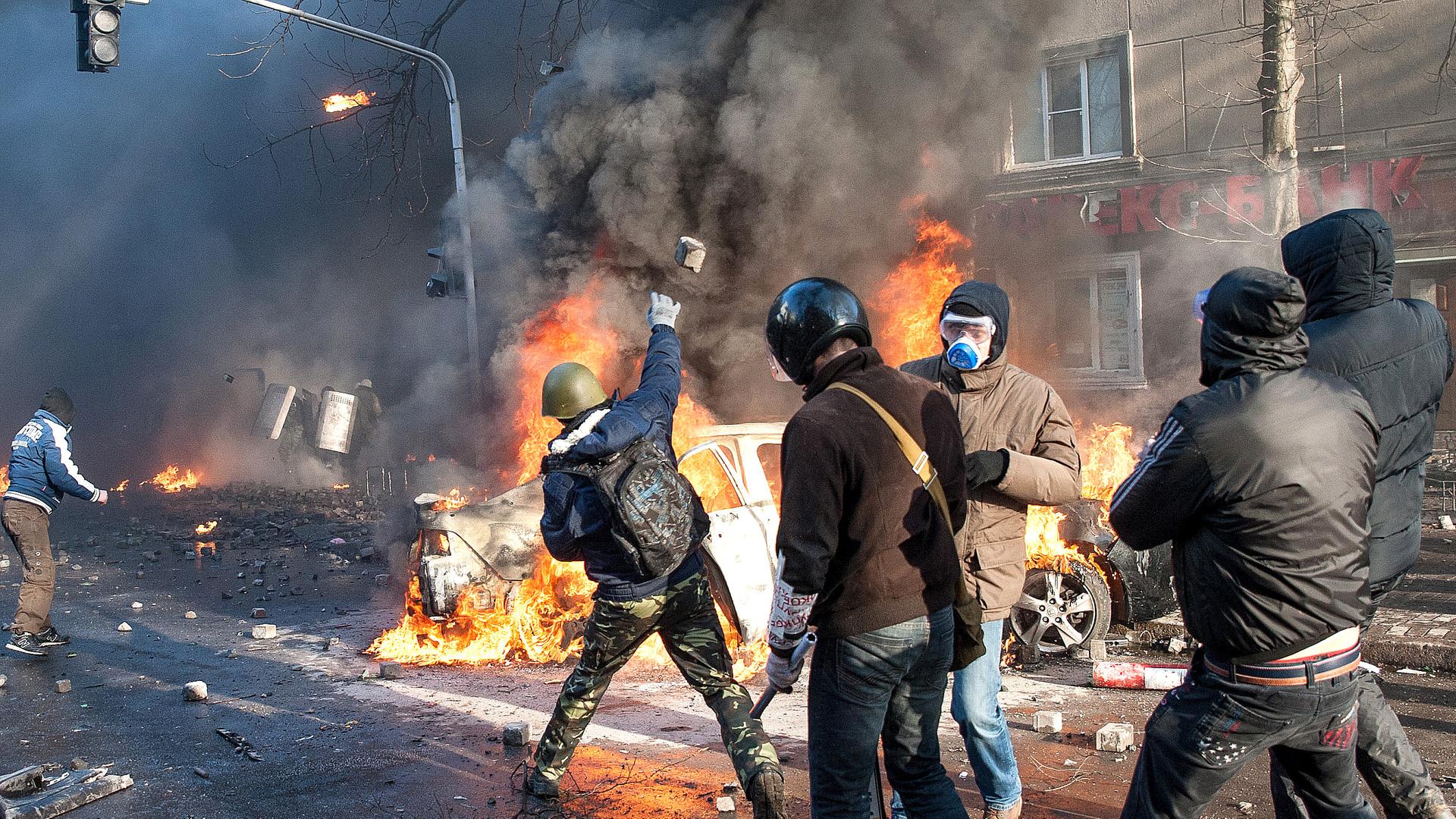 Steinewerfende Protestanten in Kiew