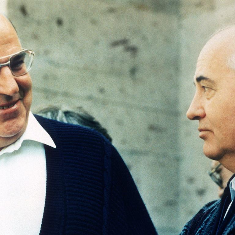Helmut Kohl (l) im Juli 1990 im Gepräch mit Michail Gorbatschow im Kaukasus.