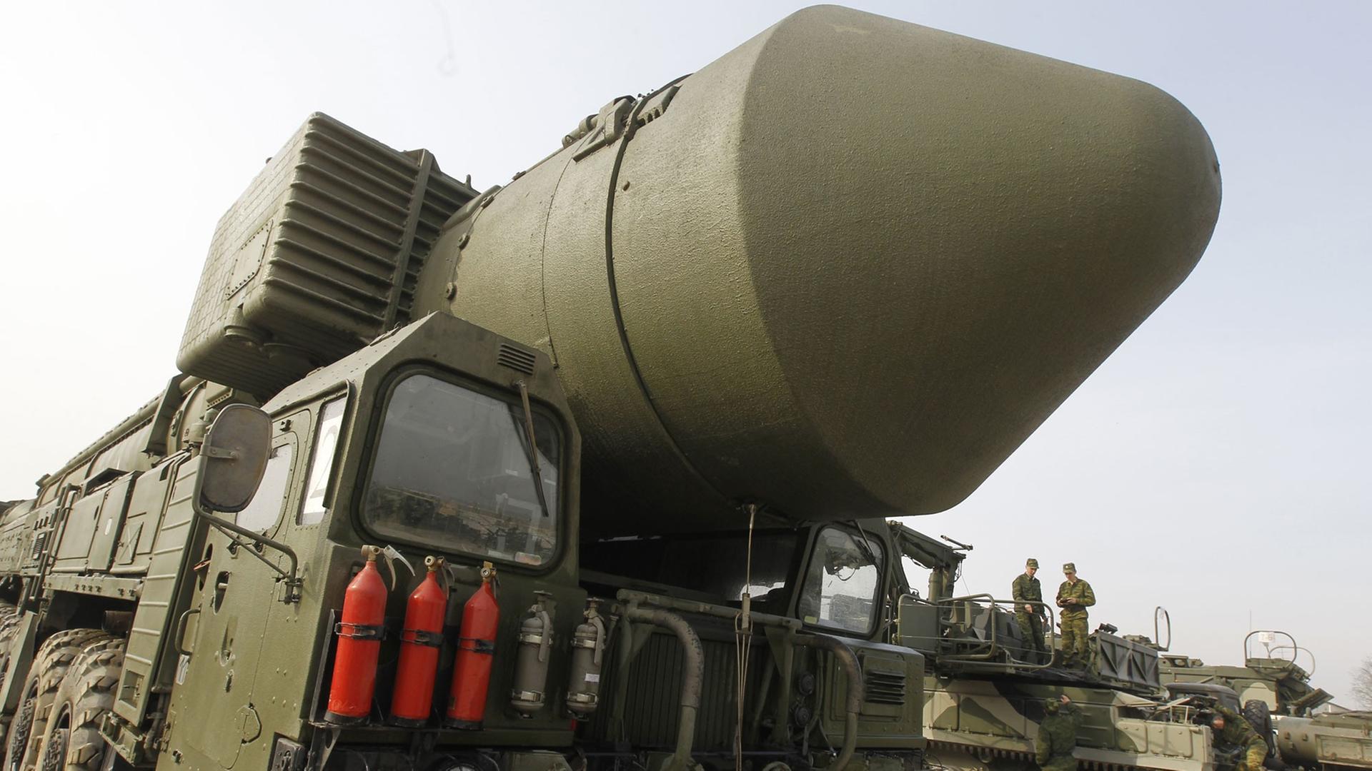 Russland zeigt eine Topol-M-Atomrakete auf dem Trainingsgelände in Alabino bei Moskau am 07.04.2010.