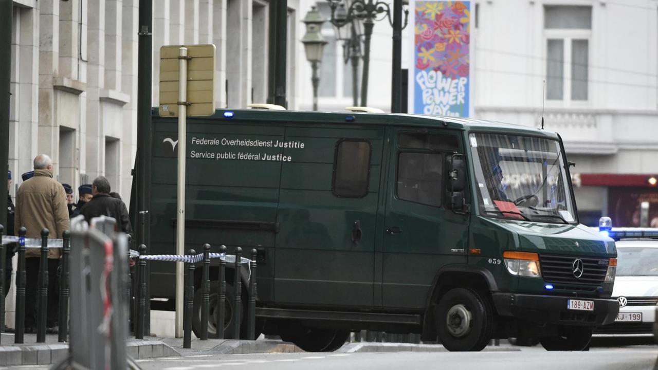 Ein Fahrzeug der belgischen Justiz auf dem Weg zum Gericht.