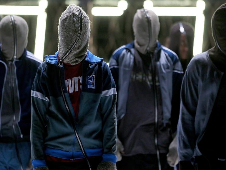 Flüchtlinge sind als Laienschauspieler im April 2015 bei der Probe zu Elfriede Jelineks Theaterstück "Die Schutzbefohlenen" im Haus der Berliner Festspiele in Berlin auf der Bühne zu sehen.