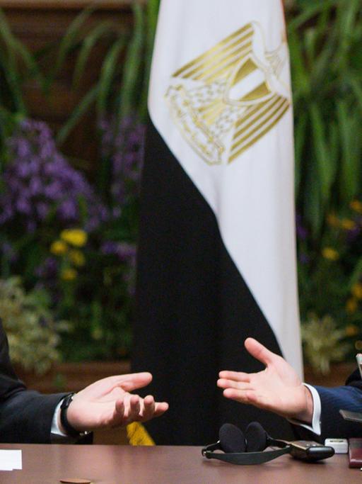 Bundeswirtschaftsminister Sigmar Gabriel (l., SPD) und Ägyptens Präsident Abdel Fattah al-Sisi im Präsidentenpalast in Kairo (17.04.2016)