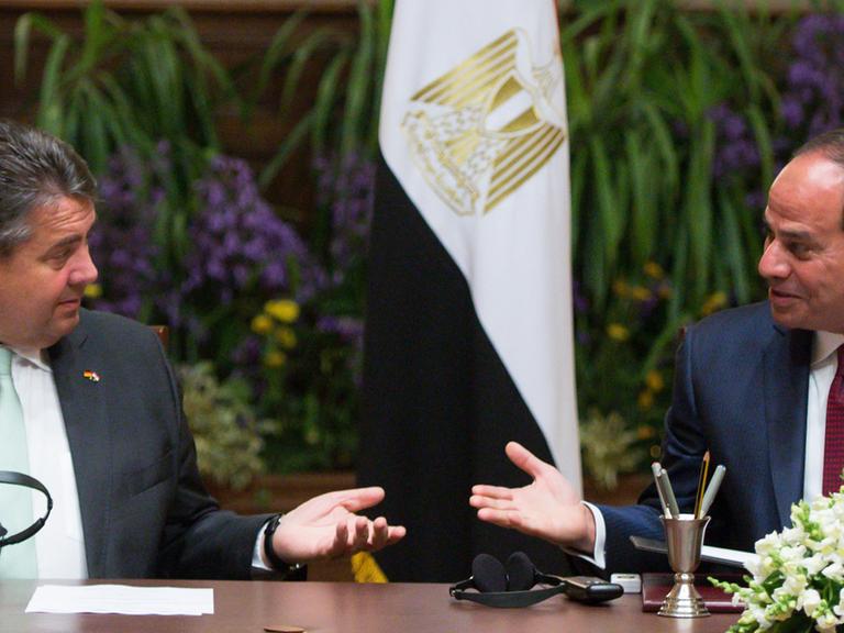 Bundeswirtschaftsminister Sigmar Gabriel (l., SPD) und Ägyptens Präsident Abdel Fattah al-Sisi im Präsidentenpalast in Kairo (17.04.2016)