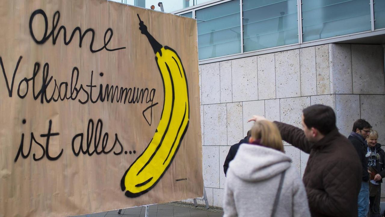 "Ohne Volksabstimmung ist alles Banane" - Eine Aktion des Künstlers Thomas Baumgärtel