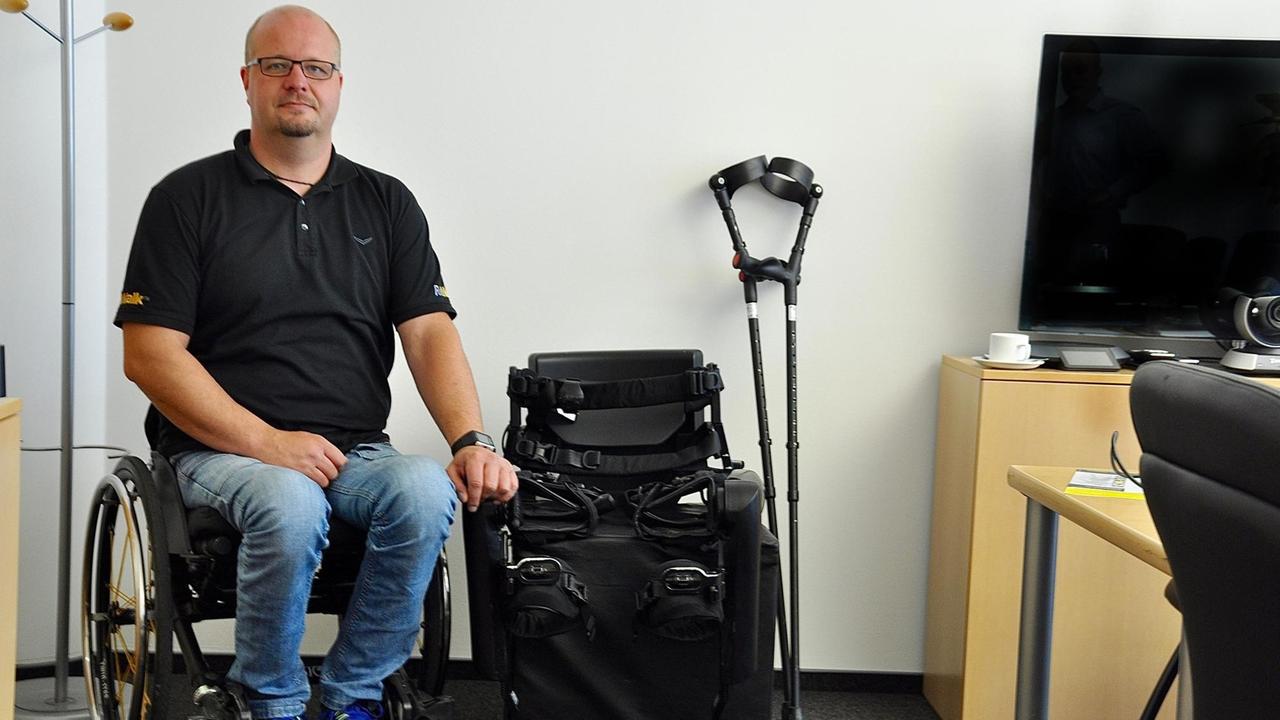 André van Rüschen sitzt seit 13 Jahren im Rollstuhl. Eigentlich. Tatsächlich steht er jeden Tag auf. Dabei trägt er ein Exoskelett der Firma ReWalk. Oder besser gesagt: Das Exoskelett trägt ihn. Beim Cybathlon wird er damit am Hindernisparcourts teilnehmen