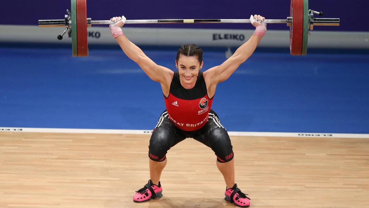 Die britische Gewichtheberin Sarah Davies steht in der Hocke mit einem Gewicht über dem Kopf.