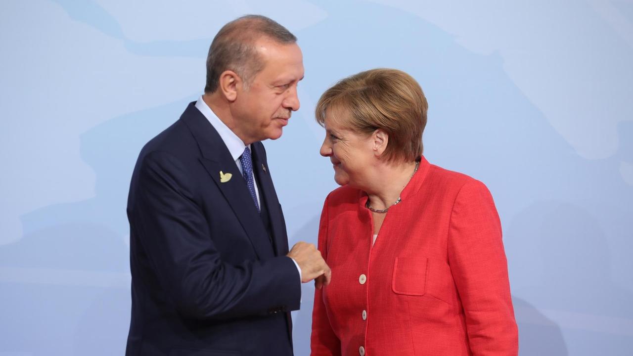 Bundeskanzlerin Angela Merkel begrüßt Recep Tayyip Erdogan, Präsident der Türkei, am 07.07.2017 in Hamburg beim G20-Gipfel. Am 07. und 08. Juli kommen in der Hansestadt die Regierungschefs der führenden Industrienationen zum G20-Gipfel zusammen. 