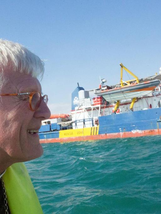 Heinrich Bedford-Strohm, der Ratsvorsitzende der Evangelischen Kirche in Deutschland fährt mit einem Schlauchboot zum "Schiff Sea-Watch 3", das im Hafen von Licata liegt.