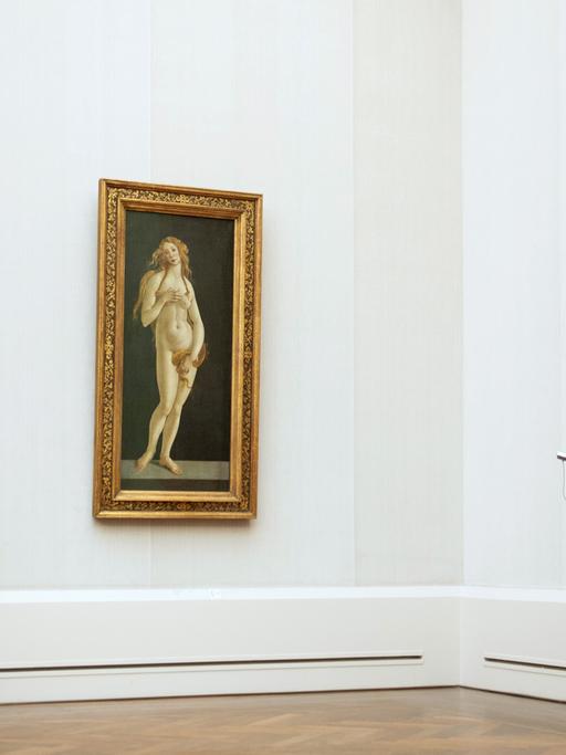 In der Gemäldegalerei Berlin schaut sich ein Besucher der Ausstellung "The Botticelli Renaissance" das Gemälde «Venus» von Sandro Botticelli an.