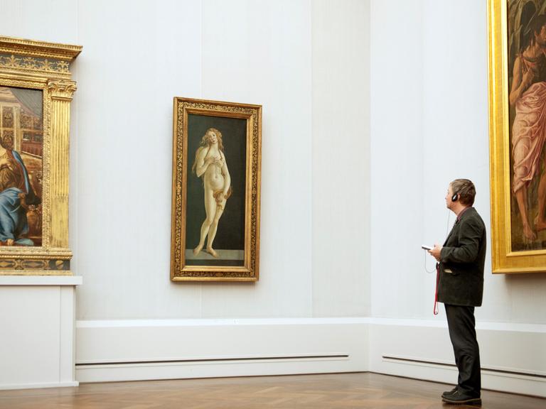 In der Gemäldegalerei Berlin schaut sich ein Besucher der Ausstellung "The Botticelli Renaissance" das Gemälde «Venus» von Sandro Botticelli an.