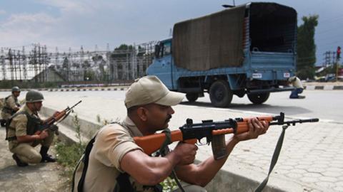 Indische Paramilitärs bei einem Feuergefecht am Stadtrand von Srinagar, der indischen Hauptstadt von Kaschmir.